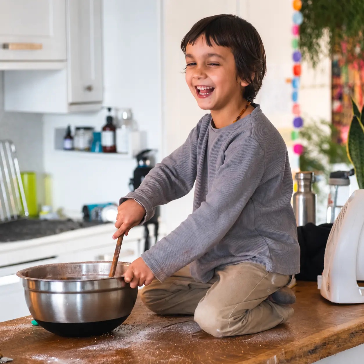 Lachendes Kind beim Backen in der Küche