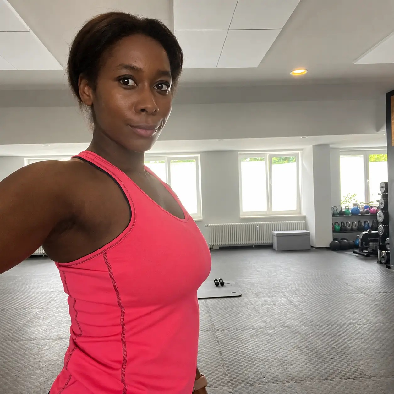 Denise Vallery Preuß im hellen Fitnessstudio